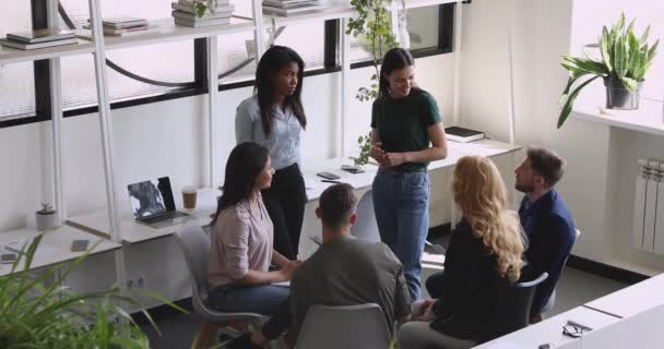 Sonriendo a jóvenes oradores diversos que involucran a compañeros de equipo en la actividad de creación de equipos . — Vídeo de stock