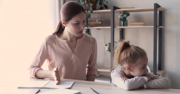 Enojado mamá regañando terco perezoso escuela chica acerca de deshacer la tarea — Vídeo de stock