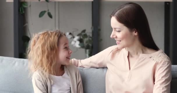 Leende mor och söt skolflicka dotter som har vänliga samtal — Stockvideo