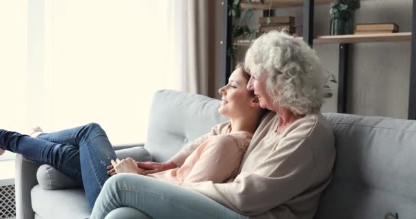 Feliz despreocupado dos generaciones de mujeres de la familia relajarse en la sala de estar — Vídeos de Stock