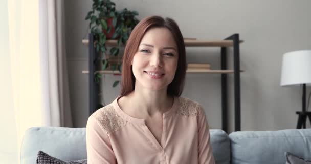 Sonriente millennial mujer vídeo llamando mirando a la cámara en casa — Vídeos de Stock