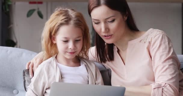 Niña feliz aprendiendo usando laptop con control parental — Vídeo de stock