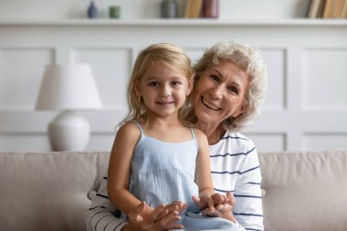 Büyük anne ve küçük torununun mutlu bir portresi.