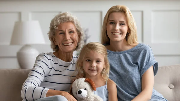 Retrato de feliz três gerações de mulheres — Fotografia de Stock