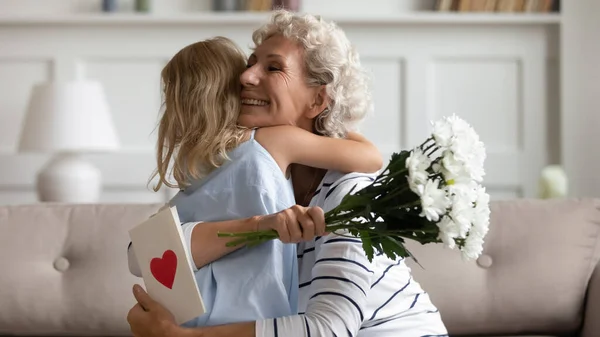 Amor niña saludo abuela con aniversario —  Fotos de Stock
