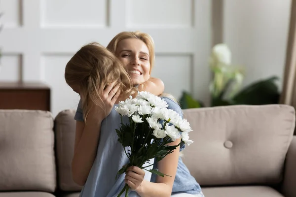 Küçük kız annemi doğum günüyle selamlıyor. — Stok fotoğraf