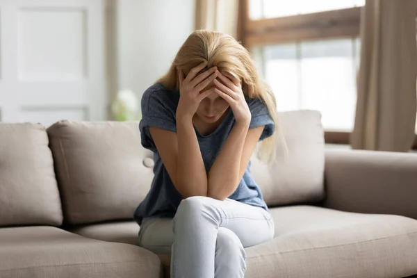 Stressad ung kvinna känner sig upprörd lider av depression — Stockfoto