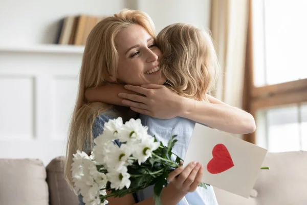 Küçük ilgili kız anneyi doğum günüyle selamlıyor. — Stok fotoğraf