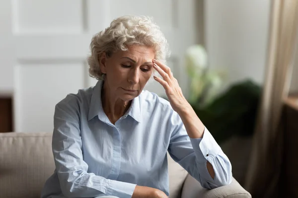 Angstige oudere vrouw voelt zich eenzaam verdrietig thuis — Stockfoto