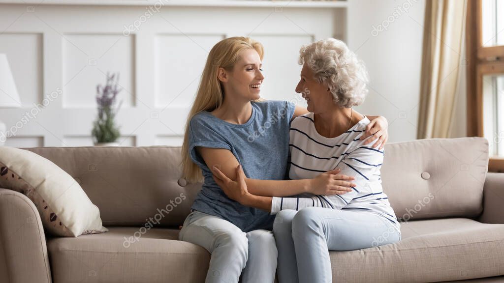 Mutter und tochter rauchen gemeinsam