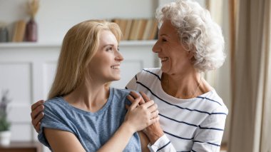 Mutlu olgun anne ve yetişkin kız kucaklaşmaları