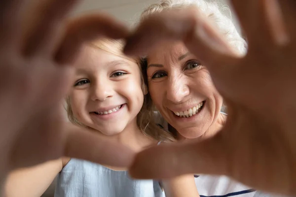 Zelfportret van lachende grootmoeder en kleindochter — Stockfoto