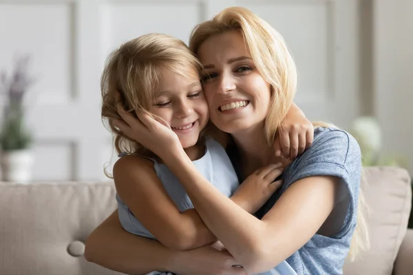 Porträtt av glad ung mamma och liten dotter kramas — Stockfoto