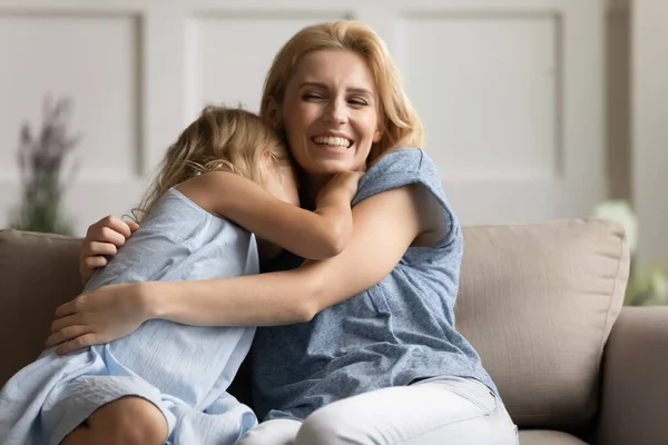 Mère heureuse et petite fille jouant à la maison — Photo