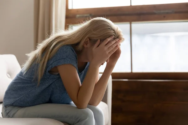 Olycklig ung kvinna förlorade i tankar har problem — Stockfoto