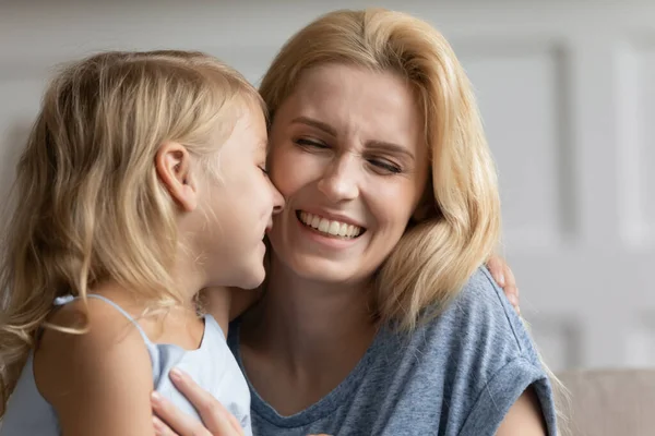 Överlycklig mamma och liten dotter gosande hemma — Stockfoto