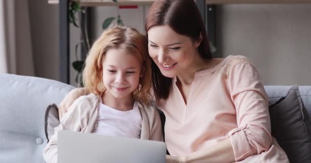 Emocionados madre e hija mirando a los ganadores sensación de pantalla portátil — Vídeos de Stock