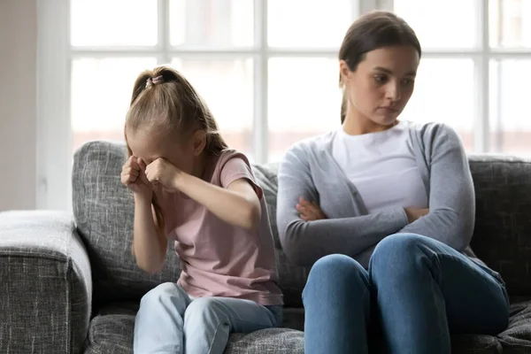 Estresada niña en edad escolar llorando, abusada por la niñera . — Foto de Stock