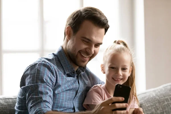 Lächelnder Papa macht Selfie-Foto auf Handy mit Tochter. — Stockfoto