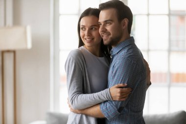 Sevgi dolu evli çiftler sarılıp, başka yere bakıyorlar..