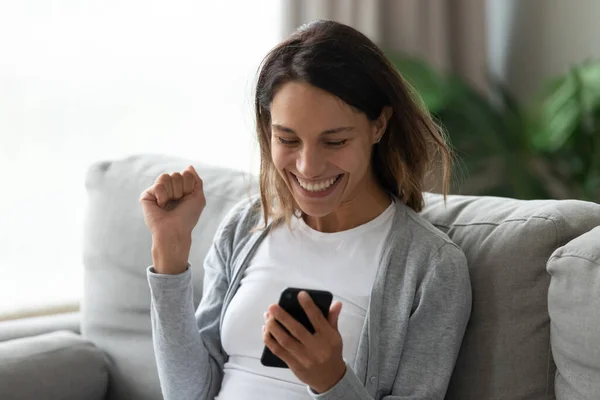 Wanita muda yang gembira gembira dengan pesan ponsel yang bagus — Stok Foto