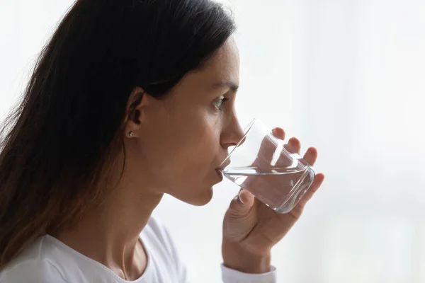 Młoda kobieta trzyma szkło pijąc czystą wodę — Zdjęcie stockowe