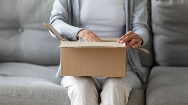 Kadın çevrimiçi alışveriş siparişi ile karton paketi aç — Stok fotoğraf