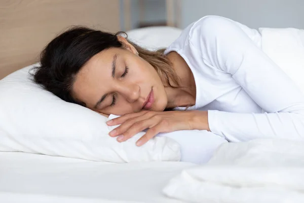Jovem mulher dormindo no travesseiro macio branco — Fotografia de Stock