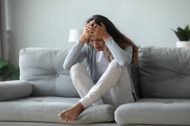 Depresyondaki kadın ağlaması evde depresyondan muzdarip