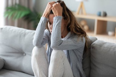 Mutsuz genç kadın evde depresyon geçiriyor.