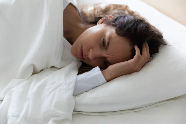 Gadis sedih berbaring di tempat tidur menderita depresi — Stok Foto