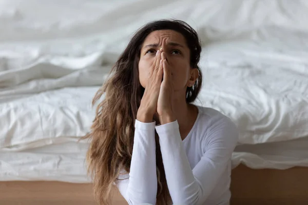 Молодая религиозная женщина испытывает стресс, молясь за удачу — стоковое фото