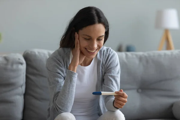 Feliz joven emocionada con el resultado positivo de la prueba de embarazo — Foto de Stock