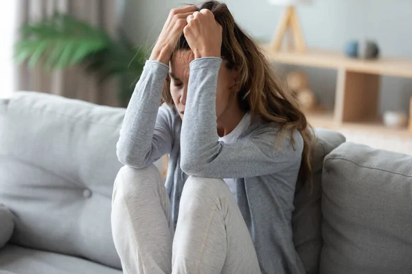 Giovane donna infelice soffre di depressione a casa — Foto Stock