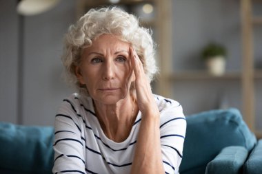 Üzgün yaşlı kadın kendini yalnız hissediyor depresyonda.