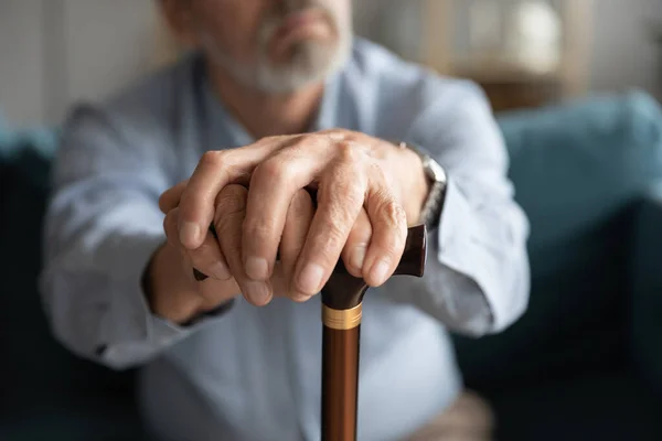 Nahaufnahme eines einsamen alten Mannes, dem ein Stock fehlt — Stockfoto