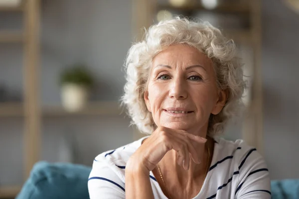 Retrato de mulher idosa otimista relaxando em casa — Fotografia de Stock