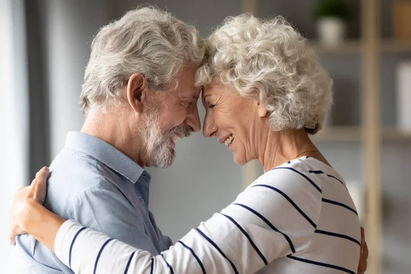 Sonriendo madura marido y mujer compartir momento romántico juntos —  Fotos de Stock