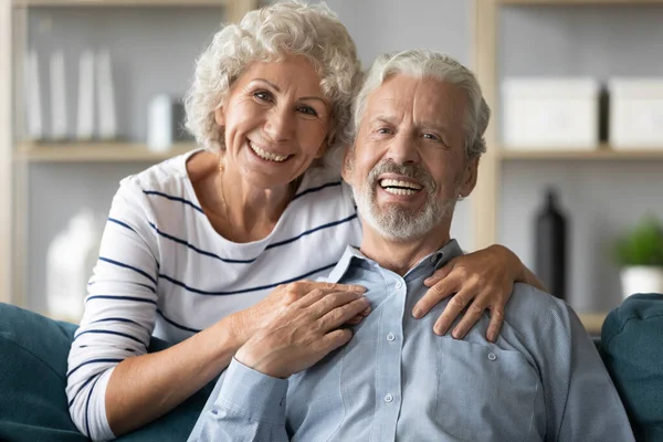 Ritratto di felice coppia di anziani rilassarsi a casa — Foto Stock