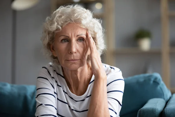 Расстроенная пожилая женщина чувствует себя одинокой страдает от депрессии — стоковое фото