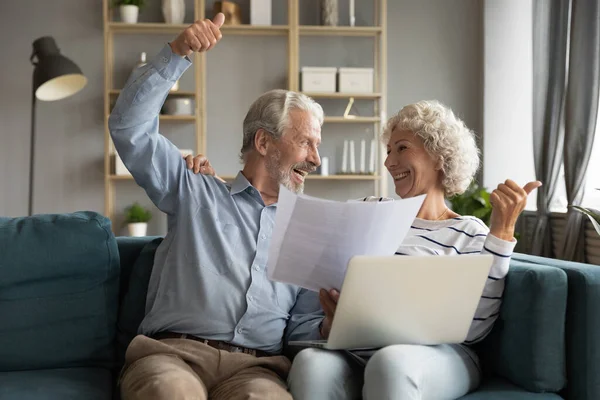 Ευτυχισμένοι ηλικιωμένοι σύζυγοι πελάτες ενθουσιασμένοι με την εύκολη online πληρωμή — Φωτογραφία Αρχείου