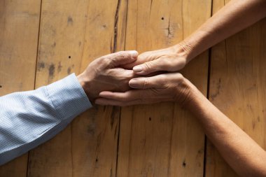 Olgun eş sevgili kocanın elini tutar ve sevgisini gösterir.