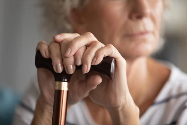 Pensiva donna disabile matura si sentono soli a casa — Foto Stock