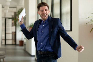 Coşkulu erkek çalışan dansı başarıyı kutluyor.