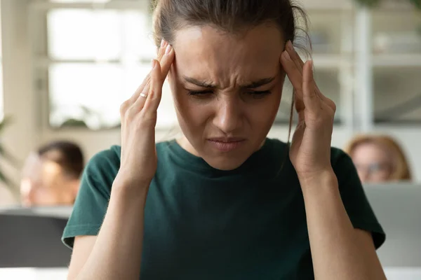 Egészségtelen női munkavállaló szenved migrén a munkahelyen — Stock Fotó