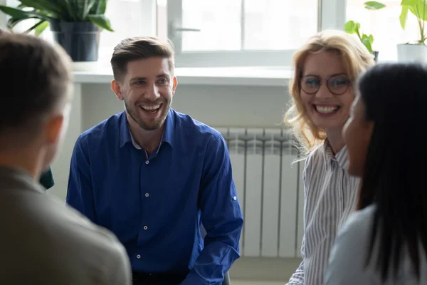 Diversas personas alegres se divierten participando en la terapia de equipo en el interior — Foto de Stock