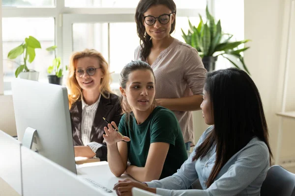 Multiraciala kvinnliga kollegor brainstorma på kontoret arbetsplatsen tillsammans — Stockfoto