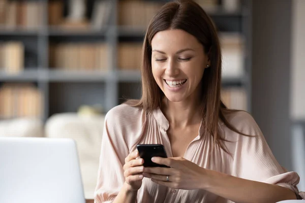 Testa girato felice giovane donna digitando messaggio, chattare online . — Foto Stock