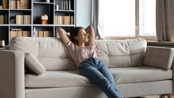 Rustig blije slaperige vrouw ontspannen op comfortabele bank. — Stockfoto