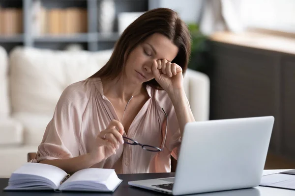 Cansada senhora estressada que sofre de síndrome dos olhos secos . — Fotografia de Stock